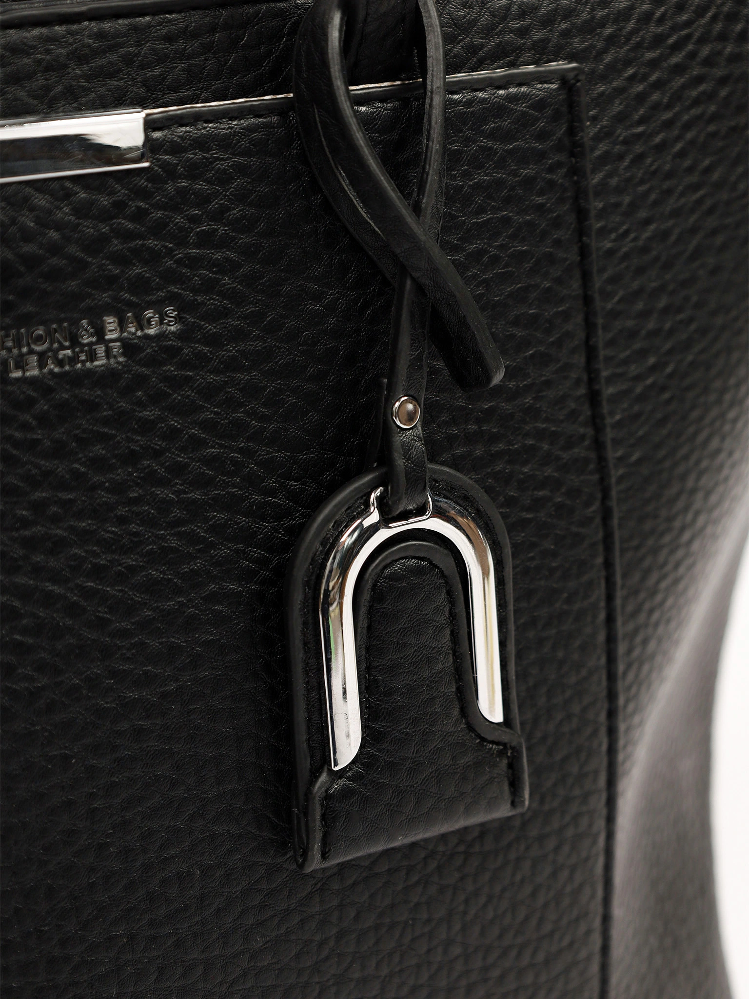 Сумка-тоут с декоративным брелком в ассортименте